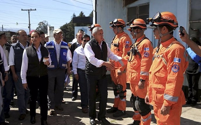 Otto Pérez Molina visita zona afectada por terremoto en San Marcos