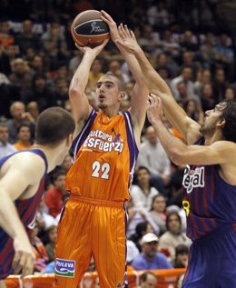 Nando De Colo Y Víctor Sada, Valencia Basket - FC Barcelona Regal (Baloncesto)