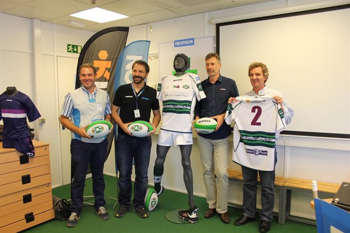 Firma del acuerdo entre Decathlon y Tasman Rugby Boadilla