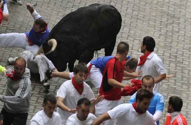 Un toro suelto en el tercer encierro de San Fermín
