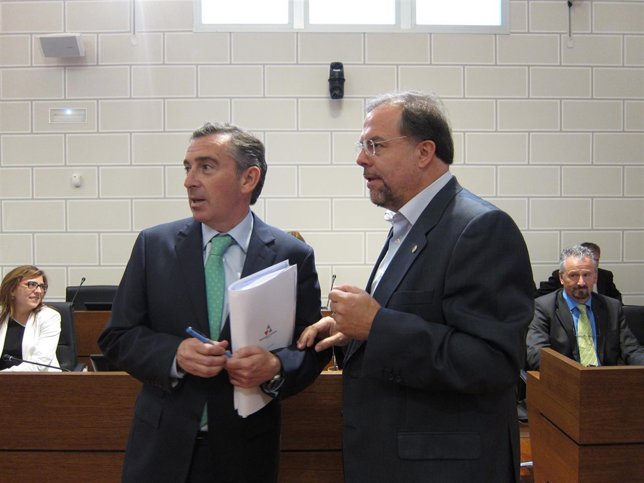 Luis María Beamonte (PP) hablando con Bizén Fuster (CHA) antes del pleno