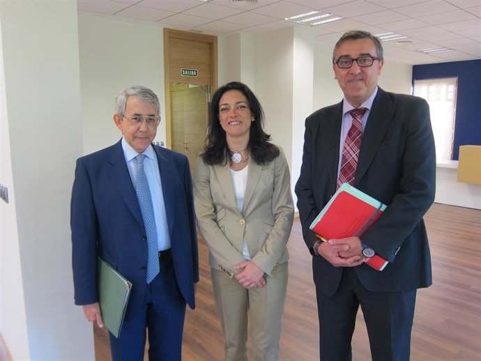 El Consejero De Hacienda, Clemente Checa,  Con Directores Del Curso Uex