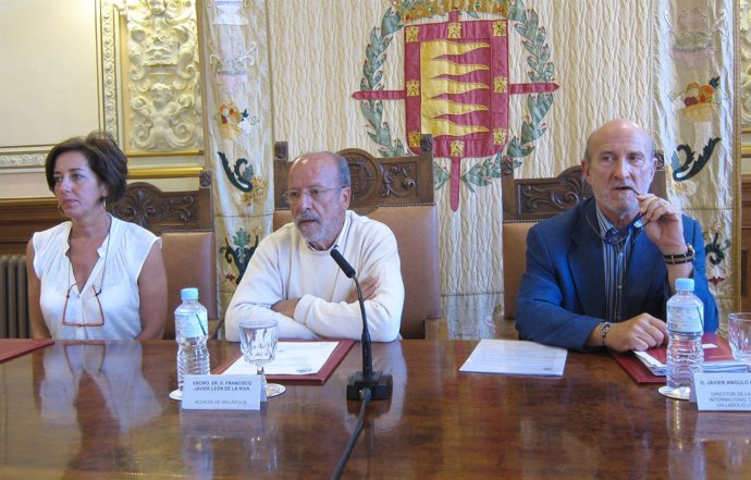 Cantalapiedra (i), León (c) y Angulo (d) tra el Consejo Rector de Seminci