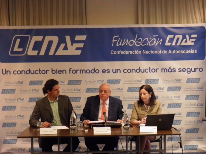 El presidente de CNAE, José Manuel Baez, con los responsables del estudio