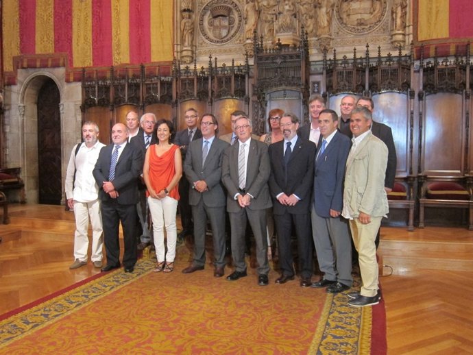 Representantes y partidarios de la candidatura de Vic tras la presentación