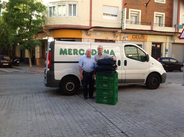Cada mañana, la Hermandad del Refugio recibe los alimentos