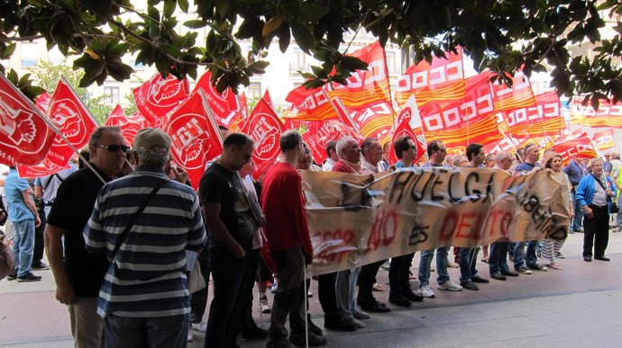 Concentración de los sindicatos frente a la Delegación del Gobierno en Zaragoza