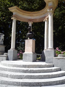 Imagen de La Exedra de el jardín de El Capricho