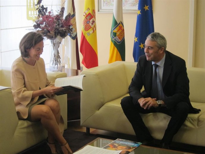 Cuca Gamarra recibe de Juan Carlos Castroviejo el Informe de la Infancia 2014