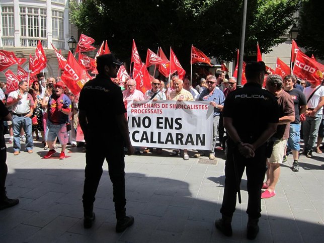 Concentración CCOO y UGT en la Delegación del Govern