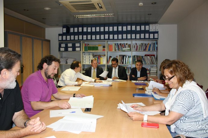 Julio González Zapico en la reunión de la Mesa de Comercio