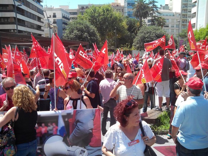 Militantes de CCOO y UGT en la plaza de la Muntanyeta este miércoles