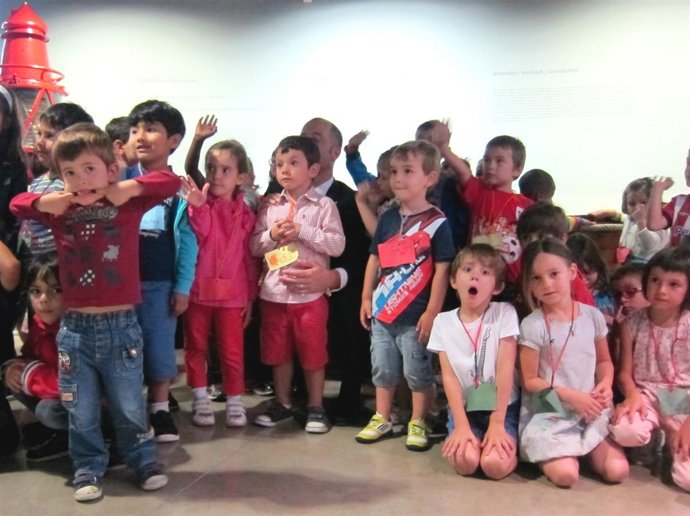 Niños del Udako Jolastokia de Irala junto a Sabin Anuzita