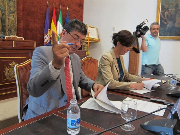 Valderas y Ceballos durante la firma del convenio