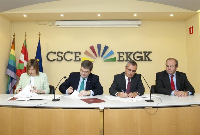 El consejero de Empleo, Juan Maria abierto firma convenio con cooperativas