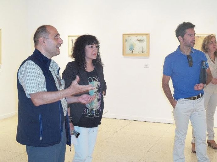 La diputada de Cultura, Elena Tobar, inaugura una exposición. 