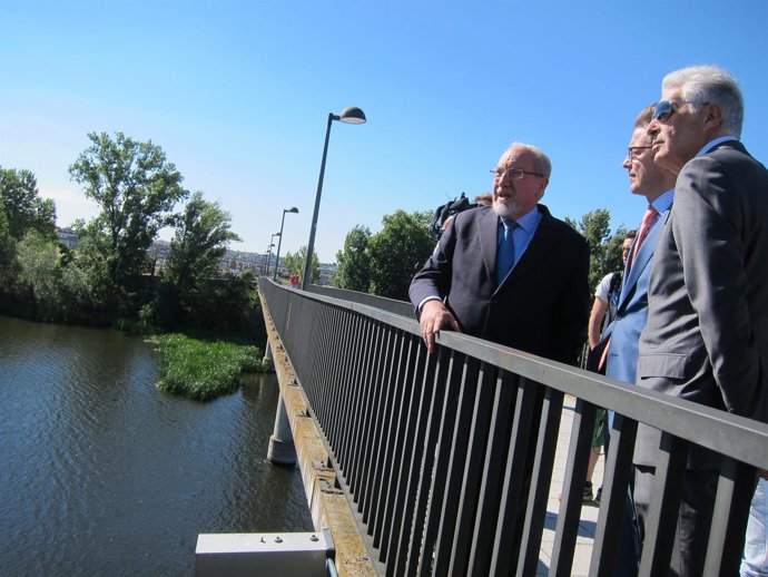 José Valín en un puente sobre el Tormes en Salamanca
