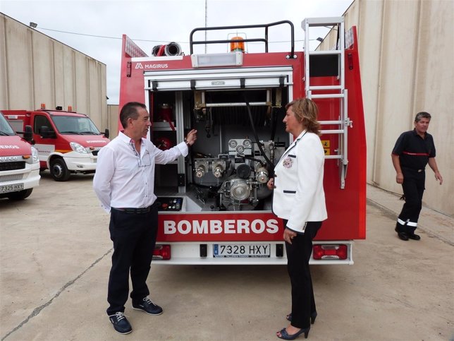 Presidenta de la DPT, Carmen Pobo, ha visto hoy los nuevos camiones de bomberos