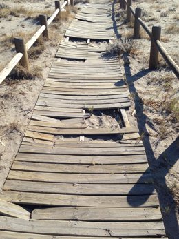 Pasarela de acceso a una playa en Cabo de Gata
