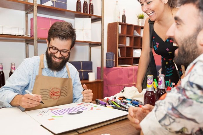 El ilustrador, Jorge Lawerta, personaliza los paquetes