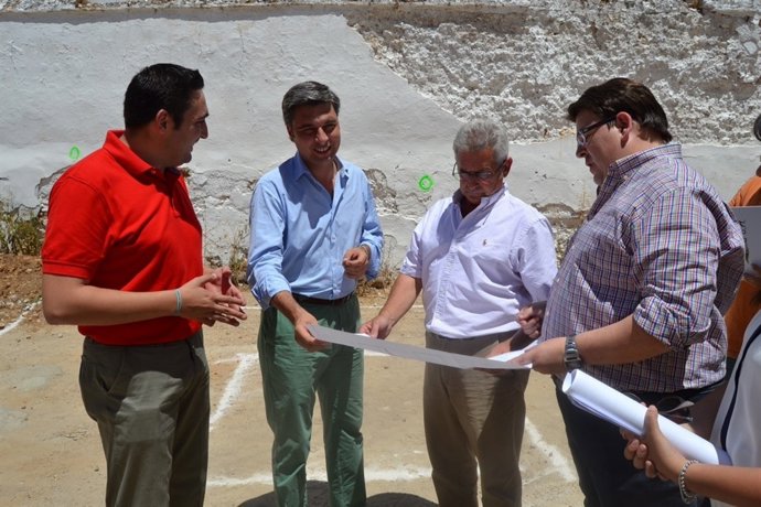 Lorite y Estepa (centro) en la visita a las obras