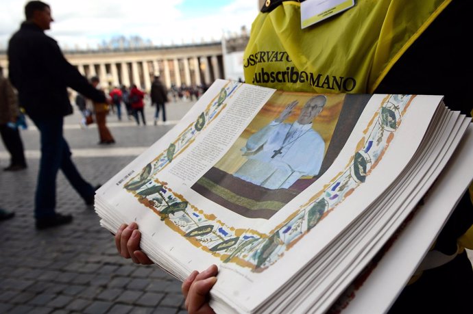 L'Osservatore Romano con la imagen del Papa Francisco