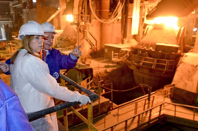 Susana Díaz durante su visita a la factoría de Acerinox