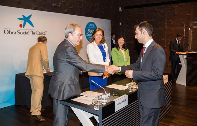 Entrega de una beca de laCaixa a un zaragozano