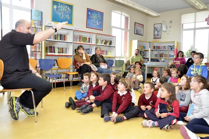 Actividad de cuenta cuentos en la Biblioteca Miguel Artigas