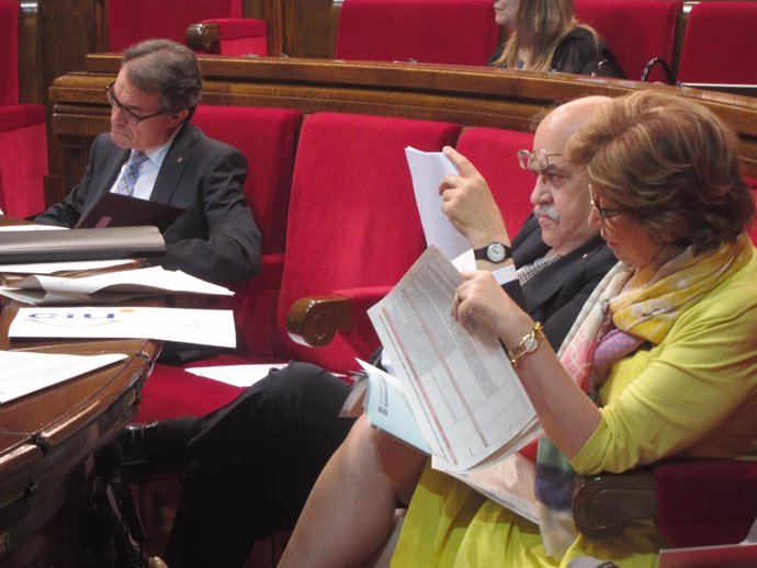 Artur Mas y Andreu Mas-Colell, en el pleno del Parlament