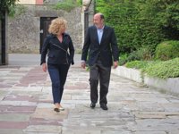 Valenciano admite que los socialistas están "muy lejos" del programa de Juncker