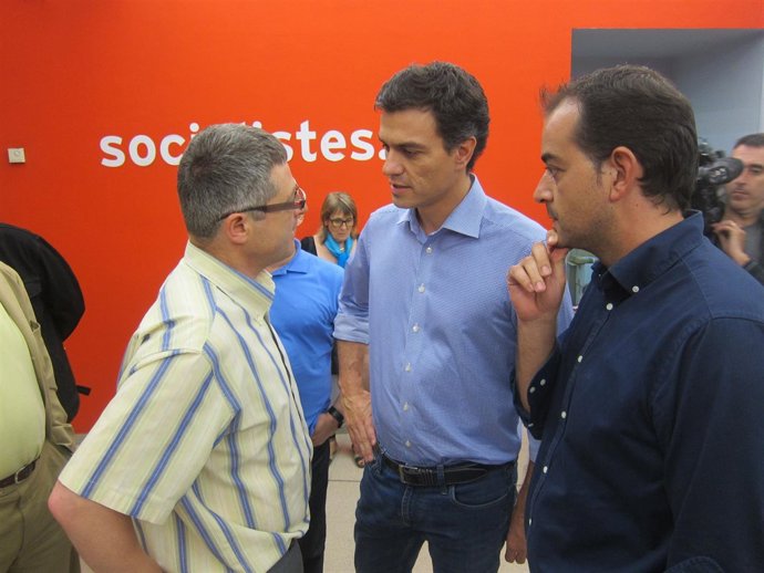 El miembro de Societat Civil J.Coll y el candidato a liderar el PSOE P.Sánchez.