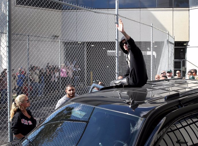 Justin Bieber saliendo de prision 