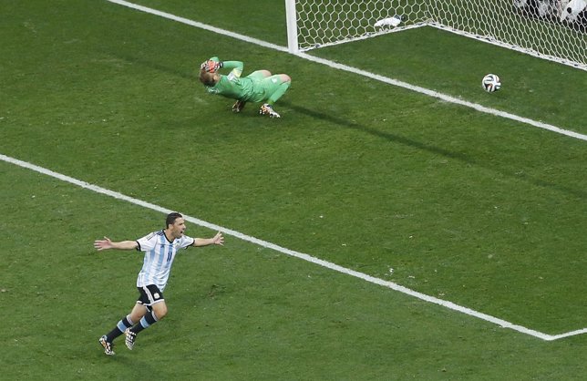Argentina's Rodriguez celebrates past goalkeeper Cillessen of the Netherlands af
