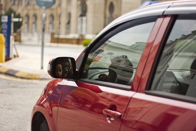 Coche aparcado, niño