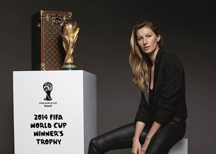 Gisele Bundchen entrega copa del mundo Carles Puyol Shakira