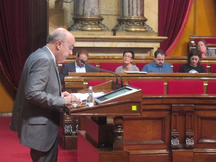 El conseller Boi Ruiz, en el pleno del Parlament