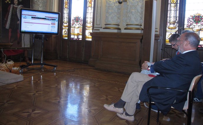 León de la Riva observa la presentación de la información de tráfico en la web