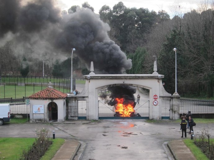 Quema de neumáticos a la entrada de Sniace