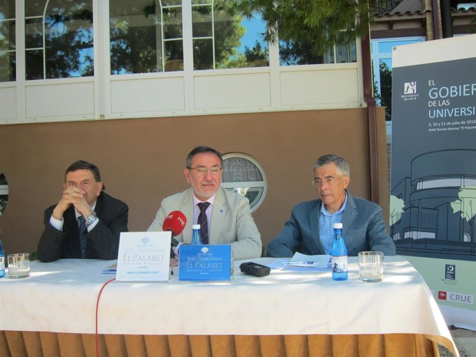 Presidente de la CRUE en el centro de la imagen