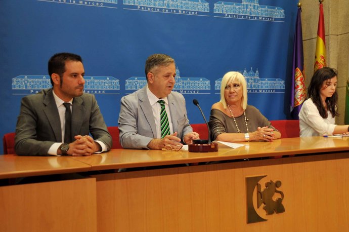 Fuentes y Cobos (centro), entre Criado y López en la rueda de prensa