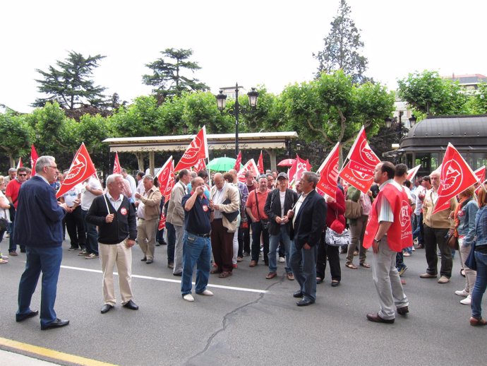 Concentración UGT-CCOO para pedir indulto a condenados por huelga