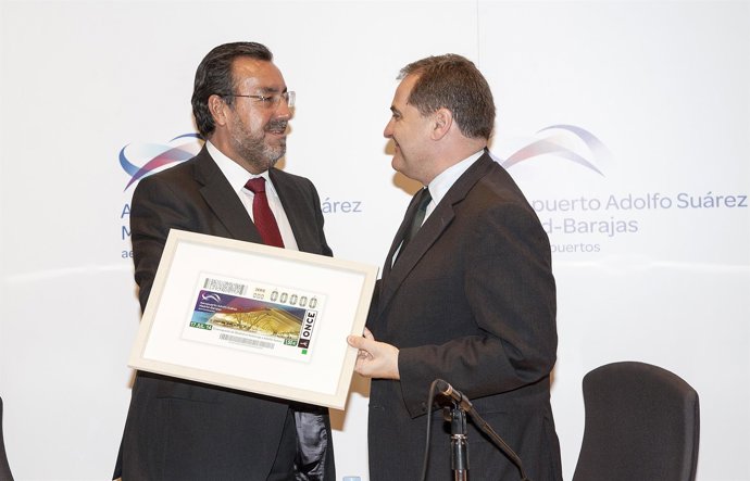Miguel Carballeda entrega una imagen del cupón a José Manuel Vargas
