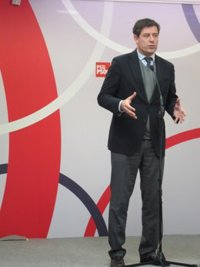 Besteiro ve "esperpéntico" que Currás continúe en la corporación municipal de Santiago y cobre dedicación exclusiva