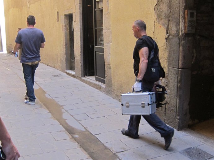 Policía científica saliendo del edificio del crimen de Sant Pere Mitjà