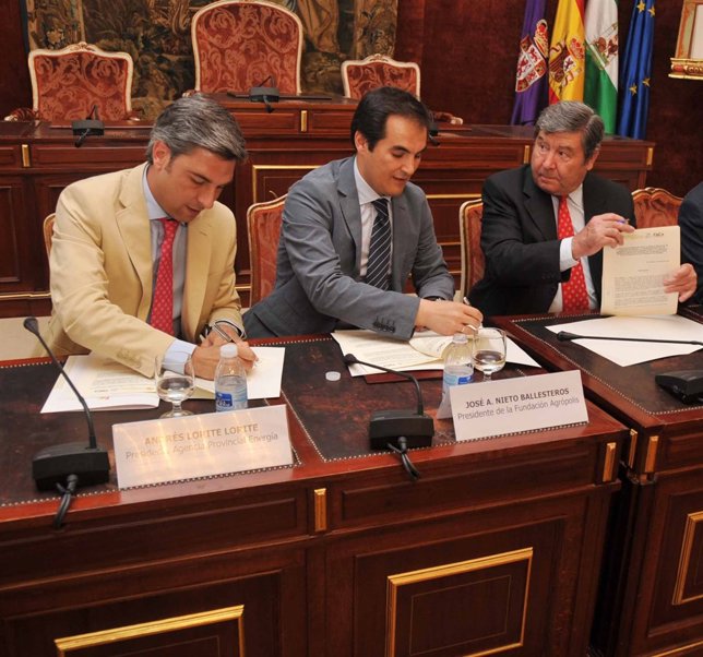 Nieto (centro), entre Lorite y De Prado durante la firma