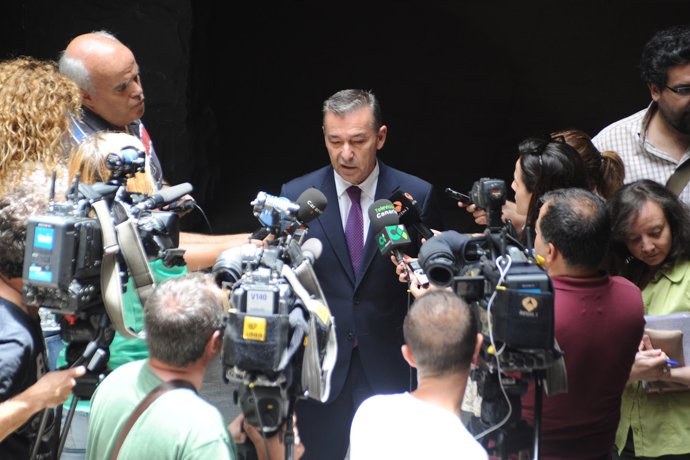 Rivero, ante los periodistas