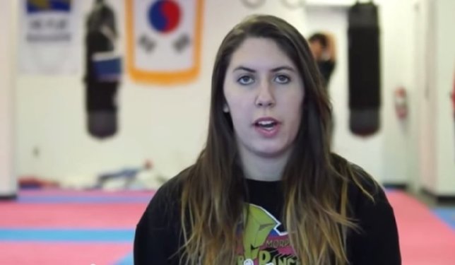 Joven recitando los 50 estados