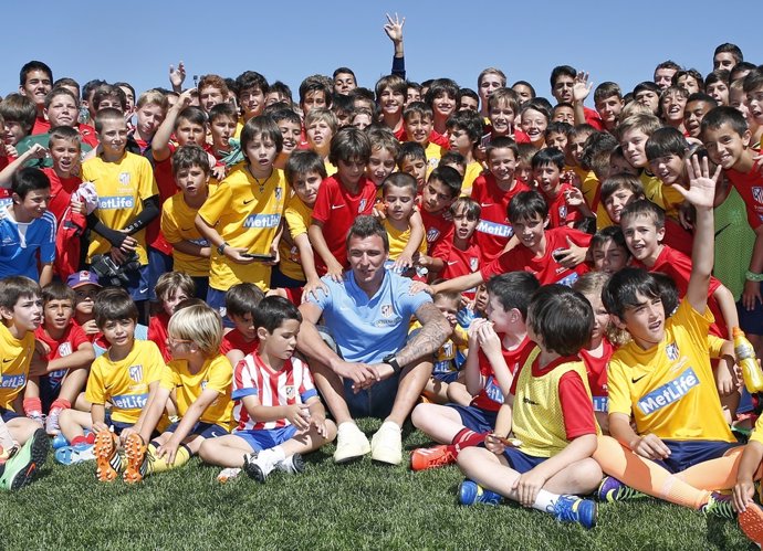 Mario Mandzukic con las promesas del Atlético de Madrid