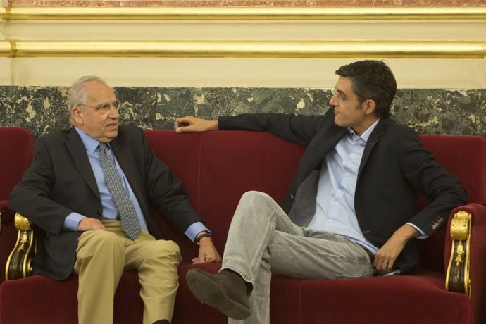 El diputado Alfonso Guerra y Eduardo Madina conversan en el Congreso